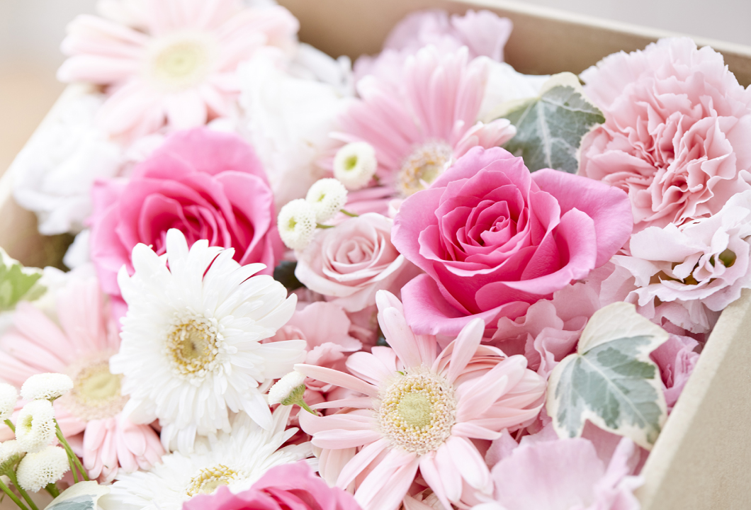 [花祭壇] 可愛らしいピンクのお花で優しさを添えて