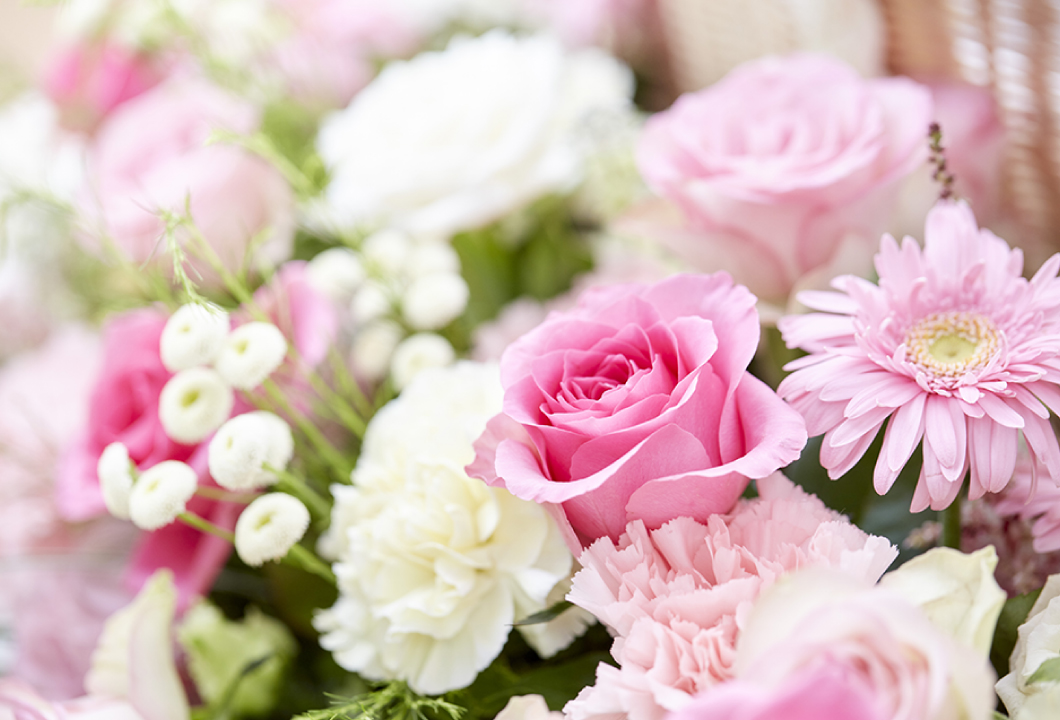 [花祭壇] 溢れるピンクのお花　華やかなお別れの空間に