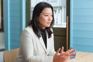 散骨プランを説明する村田ますみさん