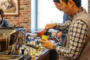 カフェラテを無料で提供する